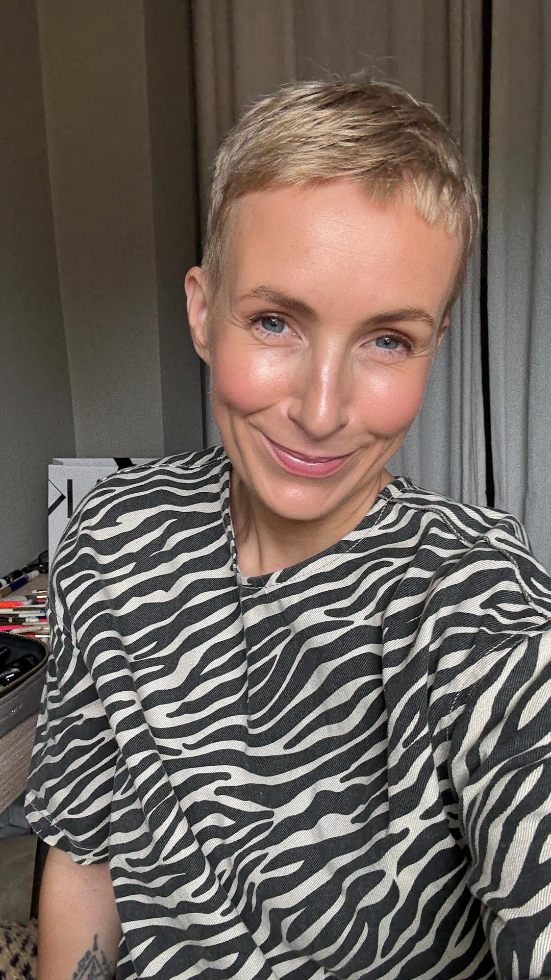 GET READY WITH ME!
Heute schenke ich euch mit dem Code MF kostenfreies Shipping und wenn ihr hier mit MF kommentiert, bekommt ihr den Link geschickt zur Landing Page mit meinen Produkten, die ich euch für den Start im Sommer empfehle.
Traut euch! Es kann so einfach sein ☺️
Und wenn ihr doch noch unsicher seit stellt uns eure Fragen oder lasst euch digital beraten. Ihr könnt natürlich auch einen richtigen Make-up Workshop in unserem Store ausmachen.
Am 27.09. findet wieder meine GLOW together experience statt mit tollen Coaches und Speakerinnen die mein Leben total bereichern. Der Ticket Verkauf startet am Mittwoch. Tragt euch dafür einfach in unseren Newsletter ein.
Freue mich wenn du dabei bist!
In Liebe,
Miri