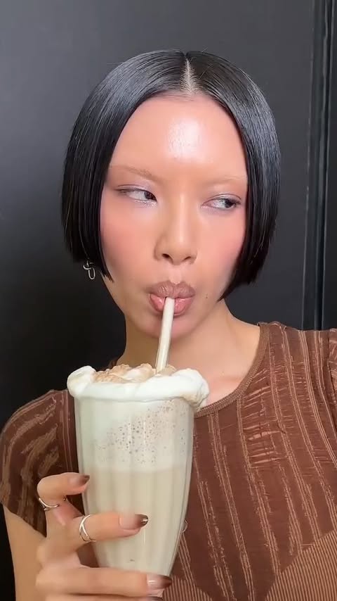 ¿Listos para probar los #CreamSodaLips?🥤 ¡Pide el tuyo ya!
👉#MACLipglazer Glossy Liner en el tono Root For Me
👉#MACximal Sleek Satin Lipstick en el tono Crème d’Nude
👉#MACLipglass en el tono Clear
MUA: @alexandrafrench
#MACTrend #MACLipCombo