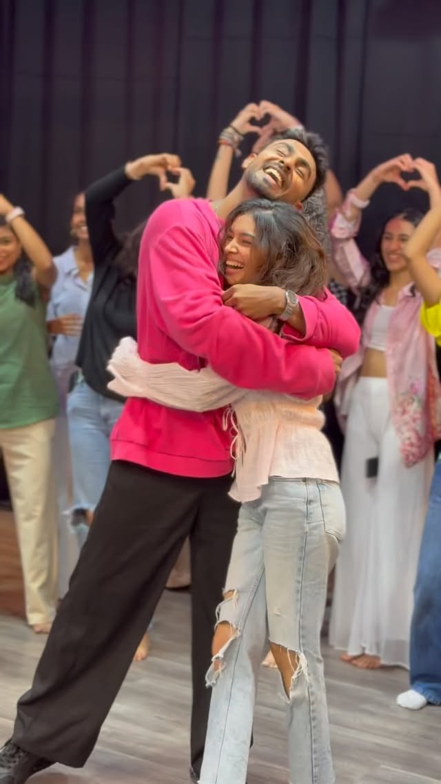 Gulaabi si subah💞🌤️
Choreography: @alexander_noel_janam 🪬
Video: @khushiiidaga 🤍
Song: @ipritamofficial @mohitchauhanofficial @antaramitraofficial 🎧
Studio: @ensostudios.in 📍
#bheegisibhaagisi #noyaforever #keyapatni
#alexandernoelchoreography
#trendingchoreography #workshop #fyp #dancereels #trendingreels #trendingaudio #bollywoodsongs #viraldance #duodance #pritam #mohitchauhan #antaramitra