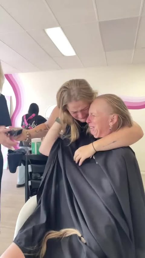 A reminder that the simple act of showing care has an impact far beyond what you often realize.
Video Credit: @sullivan0066 (TikTok)
#SamVilla
#SamVillaCommunity
.
.
.
.
.
#barbers #barbershop #barbercommunity #hair #spreadlove #kindnessmatters #friendship #behindthechair #modernsalon #salonmagazine #americansalon