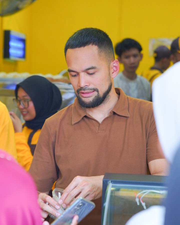 TERIMA KASIH, DUREN SAWIT 🙏🏻
Alhamdulillah… coba buka satu outlet di wilayah Jakarta Timur dan Duren Sawit sebagai titik pertama. Dan ternyata, Maa Syaa Allah Tabarakallah ramai kaliiiiii (pakai logat Aceh😅). Alhamdulillah lokasi yang kami dapat dekat dengan SD, SMP, SMA, Puskesmas, Masjid. Jadi dari ibuk2 yang nganter anak, anak-anak yang sekolah, sampe bapak2 yang malemnya lagi ngeronda nongkrongnya di sini. Allahumma Barik.
Jazakumullahu khayraan ya semua 🙏🏻
Ditunggu GO selanjutnya,
Outlet ke-15 (yang kelongkap masih persiapan) di Jambo Tape, Aceh awal Agustus & Outlet ke-17 di Lenteng Agung, Jaksel tgl 15 Agustus, In syaa Allah.
