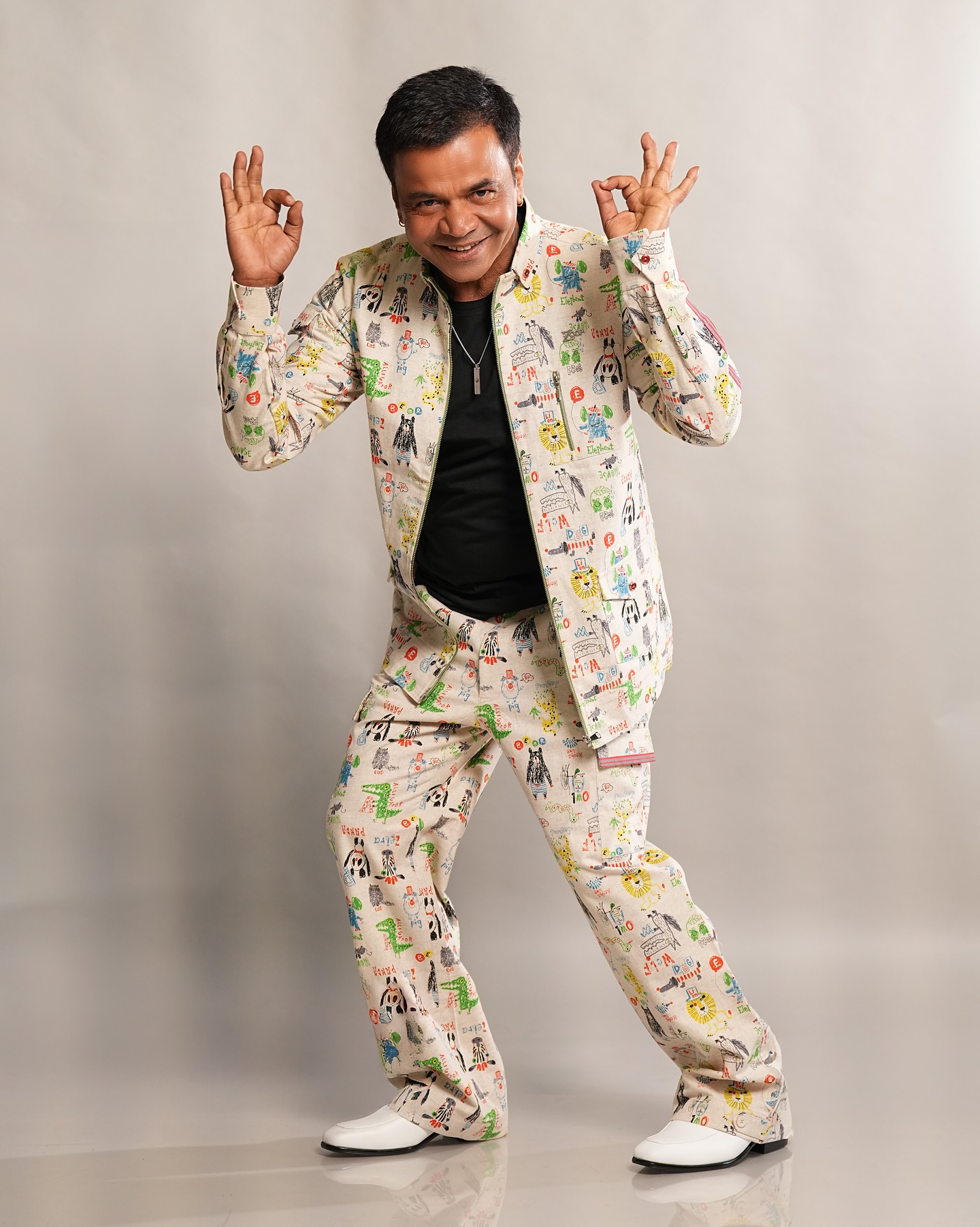 Jab Monday lagne lage boring… tab thoda bachpan dhoond lo!
Photography : @dipeshpatel_photography
Assistant : @_fenali.r
Retouch/Post Production : @komaljoshi_retoucher
Studio : @sharp_advertizing_agency
Styled by: @arjunkumar_offical
Outfit by: @zoopfashions
Shoes by : @regalshoes.in
#mondaymood #mondayblues #style #instafit #fyp #rajpalyadav