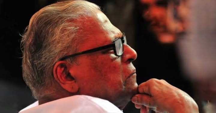 വി.എസ്.അച്യുതാനന്ദൻ്റെ കാല്പാദത്തിൽ ഒരു മുറിവിൻ്റെ ഇന്നും മായാത്ത പാടുള്ളതായി ഒരിക്കൽ വായിച്ചതോർക്കുന്നു. പുന്നപ്ര-വയലാർ സമരത്തിൻ്റെ ഓർമയായ ബയണറ്റ് അടയാളം. ആ കാല്പാദം കൊണ്ടാണ് അദ്ദേഹം ജനഹൃദയങ്ങളിലേക്ക് നടന്നുകയറിയത്. അത് ഓരോ ചുവടിലും സൂക്ഷിച്ചിരുന്നതുകൊണ്ടാണ് അദ്ദേഹം എന്നുമൊരു പോരാളിയായിരുന്നതും. സ്ത്രീ സുരക്ഷയ്ക്ക് വേണ്ടിയുള്ള വി.എസിൻ്റെ നിലപാടുകൾ കാലത്തിൻ്റെ ആവശ്യകത കൂടിയായിരുന്നു. പേരിനെ ശരിയടയാളമാക്കിയ നേതാവിന് ആദരാഞ്ജലി.
