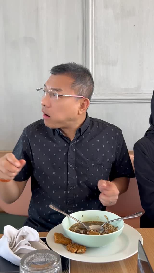 Rawonnya makyoss banget guys! Apalagi disaat perut lapar belum makan siang, pas banget di isi sama makanan enak ini!! Hati-hati uteng rawonnya ada yang bisa ngalahin kamu heheh canda uteng 😃😃