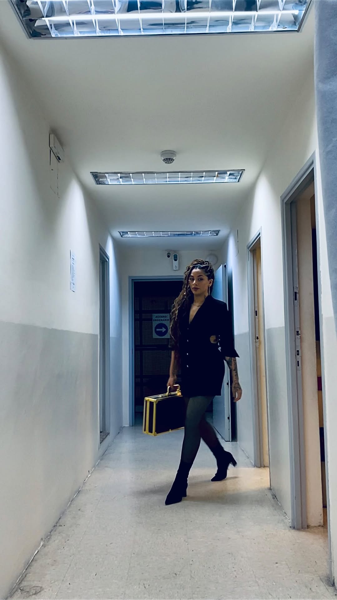 HOLA SODRE ✨
Sumando experiencias ✨🫀🥹
En el día de ayer, vivencie uno de los shows más lindos y emocionantes que vi, rodeada de personas que admiro y quiero, talentosos por doquier, con mucha pasión y ganas 🫀❤️🩹🙏🏽
Estar detrás y ver la magia acontecer, aún no baje todas las emociones vividas en el día de ayer, trenzas By Romi piso el auditorio Nelly Goitiño, resaltando la belleza de cada compañera, tan solo GRACIAS por confiar en mi ✨
Gracias @beluorique_makeup_afrostyle @dariopirizmusica por la invitación, fui feliz y eternamente agradecida estaré✨🥹🫀
Nós bailamos y cantamos todo, solo hozaderos, compartiendo y brillando, gracias por cada palabra, mensaje y abrazitos apretados ✨❤️🩹