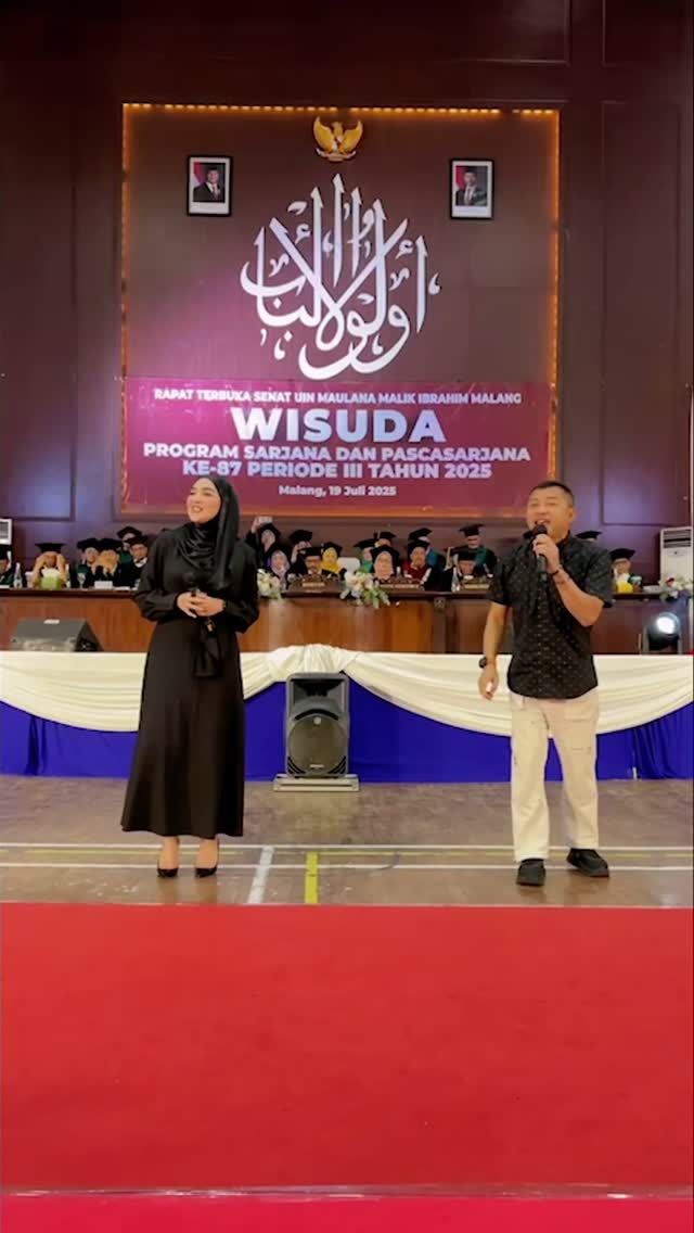 Terimakasih untuk @uinmlg sudah mengundang saya dan bunda🙏🏻 untuk menghadiri acara wisuda sarjana dan pascasarjana teman-teman di UIN Maulana Malik Ibrahim Malang🙏🏻😃 sukses terus semuanya 🙏🏻