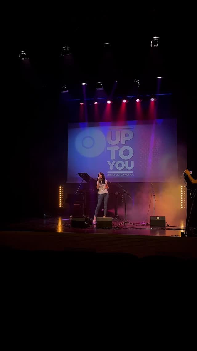 Grazie @sapienzacrea per aver selezionato la mia canzone “A Passo Lento” all’interno del progetto #UpToYouSapienza dedicato alla musica d’autore. Potermi esibire live, sul palco del #NuovoTeatroAteneo_Sapienza nel campus @sapienzaroma è stato davvero emozionante🩷
🎥 @claudiadottaviphotography
🎶 @arismartia @gianfrancobonavolonta @groover_65
💽 @apassolentomusic
#uptoyou #crea_sapienza #musicasapienza #radiosapienza #musicadautore #cantautriceitaliana #veronicasurrentino #gmmusicmanagement