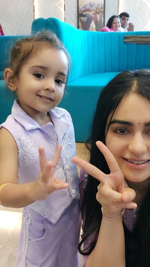 Kitne ungli they?✌😎
✌+☝ is the new ✌3 unglis ok?