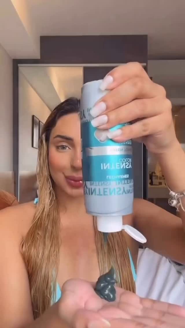✨ Adeus tons amarelados! ✨
O Matizador Green Toner Le Charmes neutraliza os reflexos indesejados e realça o tom dos cabelos loiros, grisalhos ou descoloridos, deixando os fios com um brilho radiante e um tom mais frio e elegante. 💚
Compre no site www.lecharmes.com.br