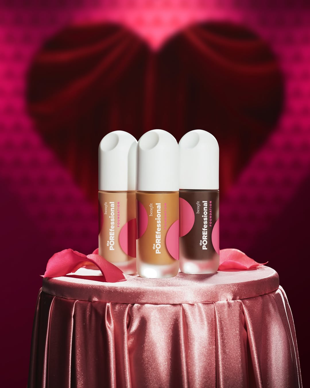 Glättet. Verfeinert. Liebt deine Poren. 💌
Bist Du bereit für die Foundation Deiner Träume? Die POREfessional Foundation bietet eine glättende & kaschierende Foundation mit mittlerer, aufbaubarer, schwereloser Deckkraft und ein nahtloses, natürlich-mattes Finish, das den ganzen Tag frisch bleibt – ganz ohne die Poren zu verstopfen. Noch besser: Sie glättet die Haut sichtbar, kaschiert Poren und verbessert das Hautbild sofort und nachhaltig.
Und mit insgesamt 40 Shades sind wir sicher, Du findest Dein "Perfect Match"! 💓
#benefitcosmetics #porefessional #foundation #porefessionalfoundation