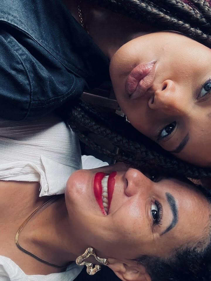 Hoje é o Dia do Amigo, e eu não poderia deixar de celebrar quem caminha comigo todos os dias, me inspira e me faz ser melhor: minha filha. 💕 Mas aproveito pra lembrar que a amizade é também um grande cuidado, com o outro e com a gente mesma! Que tal aproveitar o dia pra se cuidar e cuidar de quem você ama? ✨ #DiaDoAmigo #CuidadoÉAmor #EstéticaComAmor