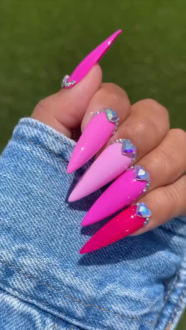 Happy 2 year premiere release to Barbie 💕🎀 Celebrating in these creamy and neon Barbie core shades 💅🏽
All shades are available in gel polish and lacquer:
DND 578 Crayola Pink
DND 644 Pinkie Promise
DND 807 Cotton Candy
DND 809 Soulflower
DND 816 Snowcone
We’re obsessed with a good skittles mani on @nailartbyjen 💓 Which shade is your favorite?
#DNDGelPolish #barbiepink #barbie #barbienails #pinknails #neonpinknails #nailsofinstagram #nailsinspo #barbieinsta #skittlenails #dndgel