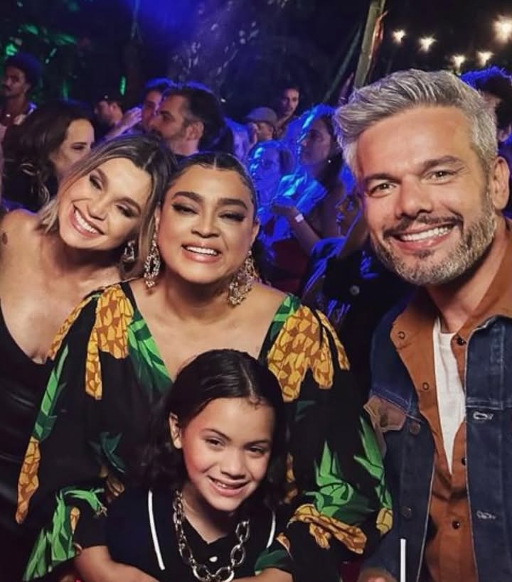 Ô Pretinha…aqui estamos do outro lado do mundo, sentindo muito pela sua partida. Mas Deus sabe o que faz e todos nós sabemos o tanto que vc fez…e não foi pouco!
Nossas vidas se cruzaram muitas e muitas vezes, pelos palcos, estúdios e festas da vida! E assim desejo mais uma vez te celebrar, pois vc sempre foi um canal de mta alegria e energia.
Aos queridos amigos da família Gil, todo nosso sentimento e fé pois, andando com ela, assim como sempre andaram, terão fortaleza e paz. Preta querida, agora descanse e brilhe eternamente. 🖤🙏🏻