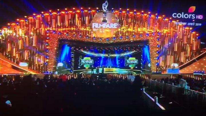 Such an overwhelming opportunity for me to perform my song #killkarda on The biggest stage @filmfare award @colorstv with such a nice intro by stunning personality @karanjohar in front of hugely talented Bollywood personalities .. God is great 🙏🏻 #vimalfilmfareawards2019
