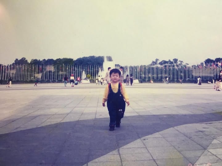 내가 스스로 잘 가고 있나라는 생각을 할 때면 내 주변에서 “잘 가고있다” 라고 확신을 주는 사람들에게 참 고맙다. 매일매일 불투명한 내일에 의심도 고민도 참 많지만 나를 믿어주고 응원해주거나 한 마디라도 던져주던 사람들에게 참 감사하다 하고싶다. 내일도 모레도 생각과도 다르게 흘러 가겠지만 같이 열심히 걸어가자고 하고싶다.