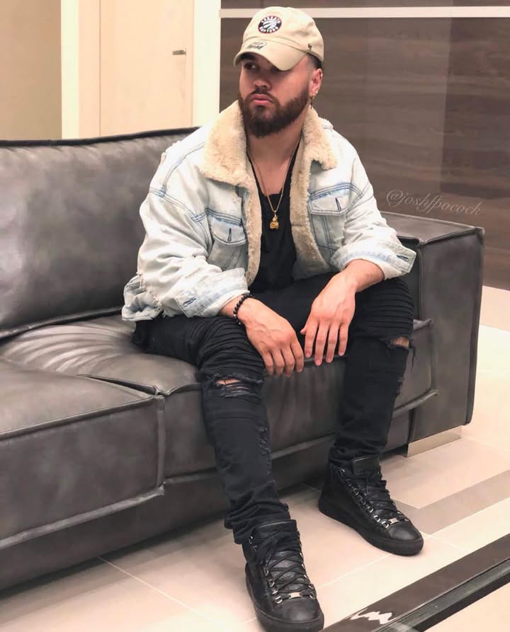 Told lil shorty bring me bands but I don’t think she understand💸💰
.
So many people look at the final result but don’t understand the work it took to get there💪🏽🤦♂️
.
The long nights, missed parties, lost ‘friends’, etc. The overdraft bank account, depressed thoughts, and trauma... all just to grow into the strongest version of yourself💪🏽⛽️
.
Believe me it’s worth it, and I’m nowhere near where I wanna be but I’d rather go through a bunch of bullshit then not chase my dreams everyday and die wondering “what if?”.
.
Remember a diamond is created under pressure 💎
.
Stay strong throughout these times, get better, and work 10x harder. For your friends, family, and most important, yourself.🙏🏼