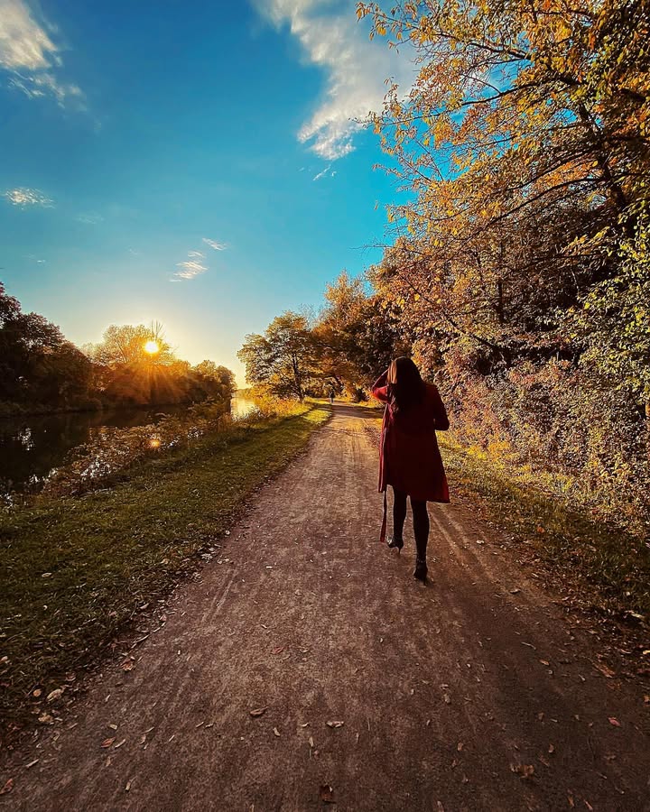 Falling deeper in love with the sound of my feet strutting away from things that no longer serve me — even when I’m not wearing my walking boots.
Happy Full Moon in Taurus!