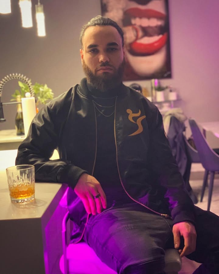 Happy new year to all my friends and followers! 🎉🍾
.
Been a crazy year with a lot of ups and downs, but I’m excited to make 2021 the best year of my life🙏
.
No that’s my drink❌🥃 Jan 1st marks 3yrs sober no drinking, but now it’s time to get even more serious.
.
No distractions just straight manifestation 👁💰
.
Big things planned with my company Executive Stride, and new content that I’m working on🤫🎥
.
I’m excited to share with you guys soon.
.
Stay consistent and go crush your goals, change your life, and make your dreams come true💪🙌