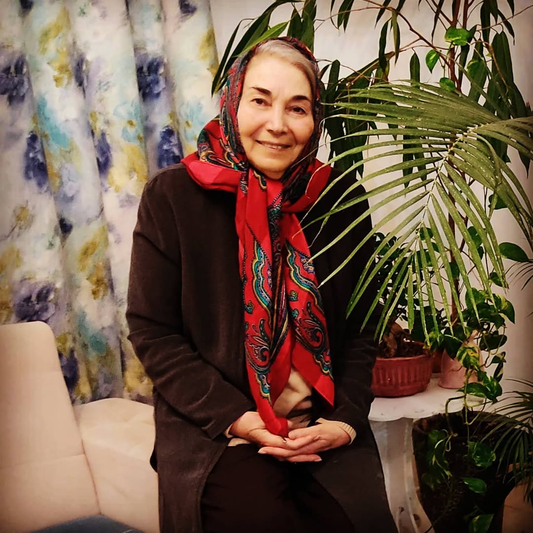 به نام حضرت حق
گوشه ای از گفتگوهای اخیر در مورد برگزاری جشنواره فجر و نخستین سیمرغ آن روزها.
شما در سالهای قبل از انقلاب به نسبت حضور معمول بازیگران زن در سینما، فعالیت و نقشآفرینیهای متفاوت و به طور کلی قالب حضور متفاوتی داشتید و بعد از انقلاب نخستین بازیگر زنی بودید که موفق به کسب جایزه جشنواره فجر شد. رسیدن از نیمه سالهای دهه ۵۰ تا اوایل دهه ۶۰ نیازمند عبور از پیچی تند بود. چطور این مرحله را پشت سر گذاشتید؟
عمده حضور من در سینمای پیش از انقلاب به واسطه همکاری با آقای بهرام بیضایی بود. در فیلمی از آقای هژیر داریوش هم نقش کوتاهی داشتم و در فیلمی هم به اسم «شهر قصه» با آقای منوچهر انور همکاری کردم. اما در حقیقت میتوان گفت عمده فعالیت من کار با آقای بیضایی بود که در آن فیلمها نقش اساسی داشتم. «رگبار» نخستین همکاری ما اکران شد و هر چند در جریان اکران چندان موفق نبود، اما جایزهای به آقای فنیزاده، نه در ایران بلکه در خارج ایران، اهدا شد. من به گوش خود شنیدم از یکی در مورد فیلم نظر پرسیدند و ایشان جواب دادند صبر کنید ببینیم نظر خارجیها چیست. ما چنین وضعیتی داشتیم که باید صبر میکردیم تا ببینیم نظر خارجیها چیست و سپس نظر دهیم که آیا این فیلم خوب بود یا بد؛ اتفاقی که برای تمامی سینما توهینآمیز بود. آن فیلم در ایران جایزه نبرد و در جشنوارهای آمریکایی آقای فنیزاده جایزه بهترین بازیگر مرد را دریافت کردند. جایزه درست و درمانی بود. بعد از آن میان روشنفکران ایران فیلم «رگبار» برجسته شد و آن را دوست داشتند. من از خانوادهای مذهبی وارد سینما شده بودم و محیط سینما به گونهای بود که باید این را رعایت میکردم که کار من موجب سرافکندگی خانوادهام نشود. بنابراین نوع انتخاب من باید جنس سینمای آقای بیضایی میبود.
من تمام تلاشم را کردم و خواستم آن کاری را در سینما انجام دهم که باید انجام میدادم، نه آنکه هر کاری را که پیش میآمد، بپذیرم. به همین جهت در آن سالها به صورت عمده فقط با آقای بیضایی همکاری کردم. خیلی تلاش کردم تا در جایگاهی که هستم، باقی بمانم و خوشبختانه توانستم گلیم خودم را از آب بیرون بکشم. یعنی نه گول پولهایی را که به من پیشنهاد میشد تا بازی کنم، خوردم و نه درگیر شهرت شدم. اصل و مهمترین مسئله، خانواده و زندگیام بود و فرع، بازیگری.