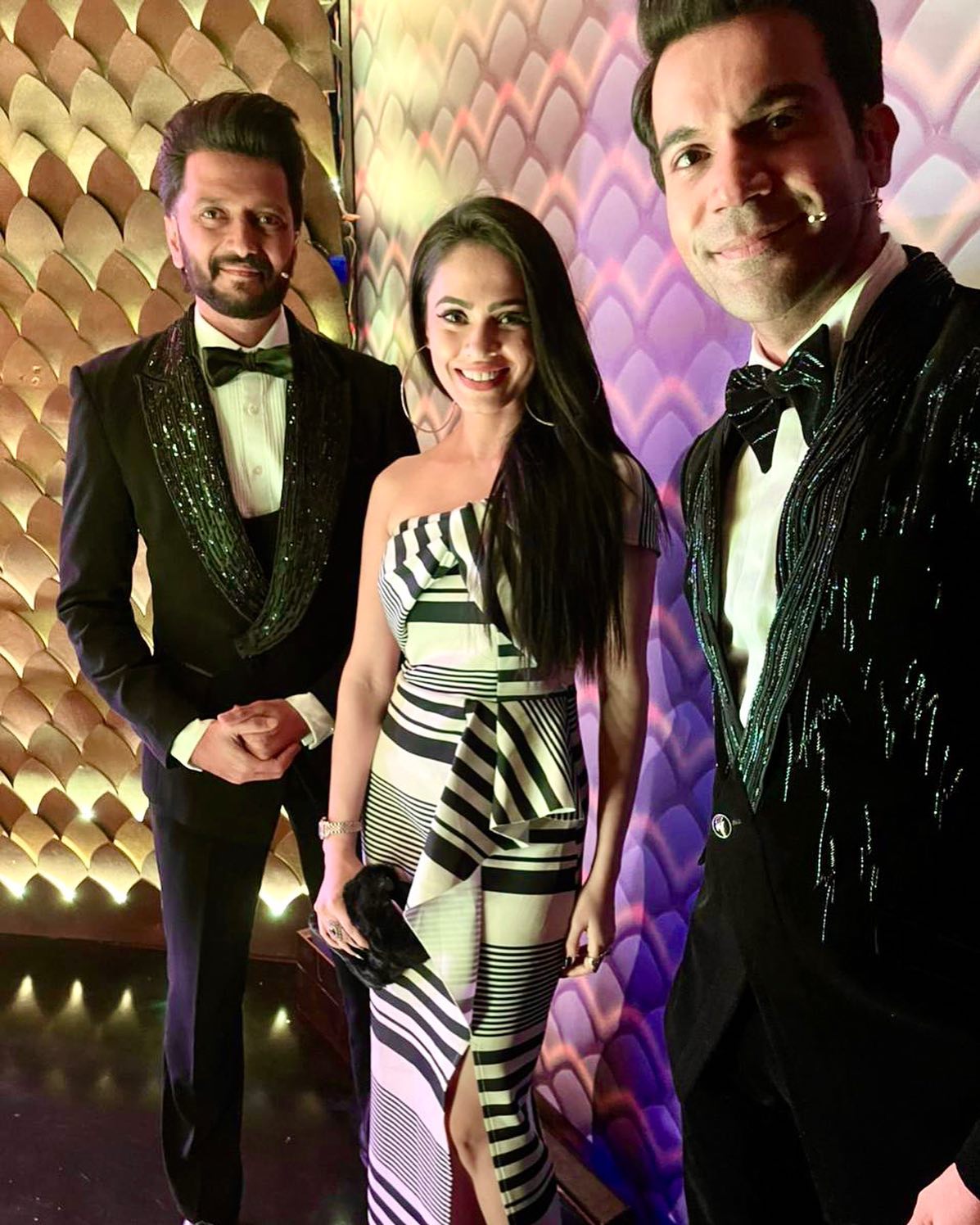 Back stage jam @filmfare with two Uber cool host @rajkummar_rao and @riteishd #vimalelaichifilmfareawards ♠️🔲🖤#66thvimalelaichifilmfareawards2021
.
.
.
#malobikamj #rajkumarrao #riteshdeshmukh #filmfare #femina #filmfareawards #backstage #bollywood #cool #host