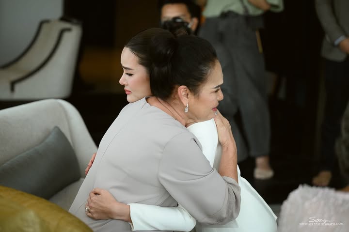 เรามีกันอยู่สองคนมาตลอด วันนี้เราก็ยังมีกันและกันต่อไป หญิงจะทุกข์จะสุข จะมีผู้หญิงคนนี้คอยเป็นกำลังใจเสมอ วันนี้ถึงแม้หญิงจะมีชีวิตคู่ แต่ทุกการเดินทางของหญิง จะมีแม่อยู่เคียงข้างและคอยสอนการใช้ชีวิตจากนี้ไปในทุกก้าว หญิงรักแม่นะคะ 🤍 #yingtulmagicjourney
@sitphotograph
@a_tiwakorn
@alexandul
@kengnaruemityarn
@sean_poem
waldorfastoriabangkok