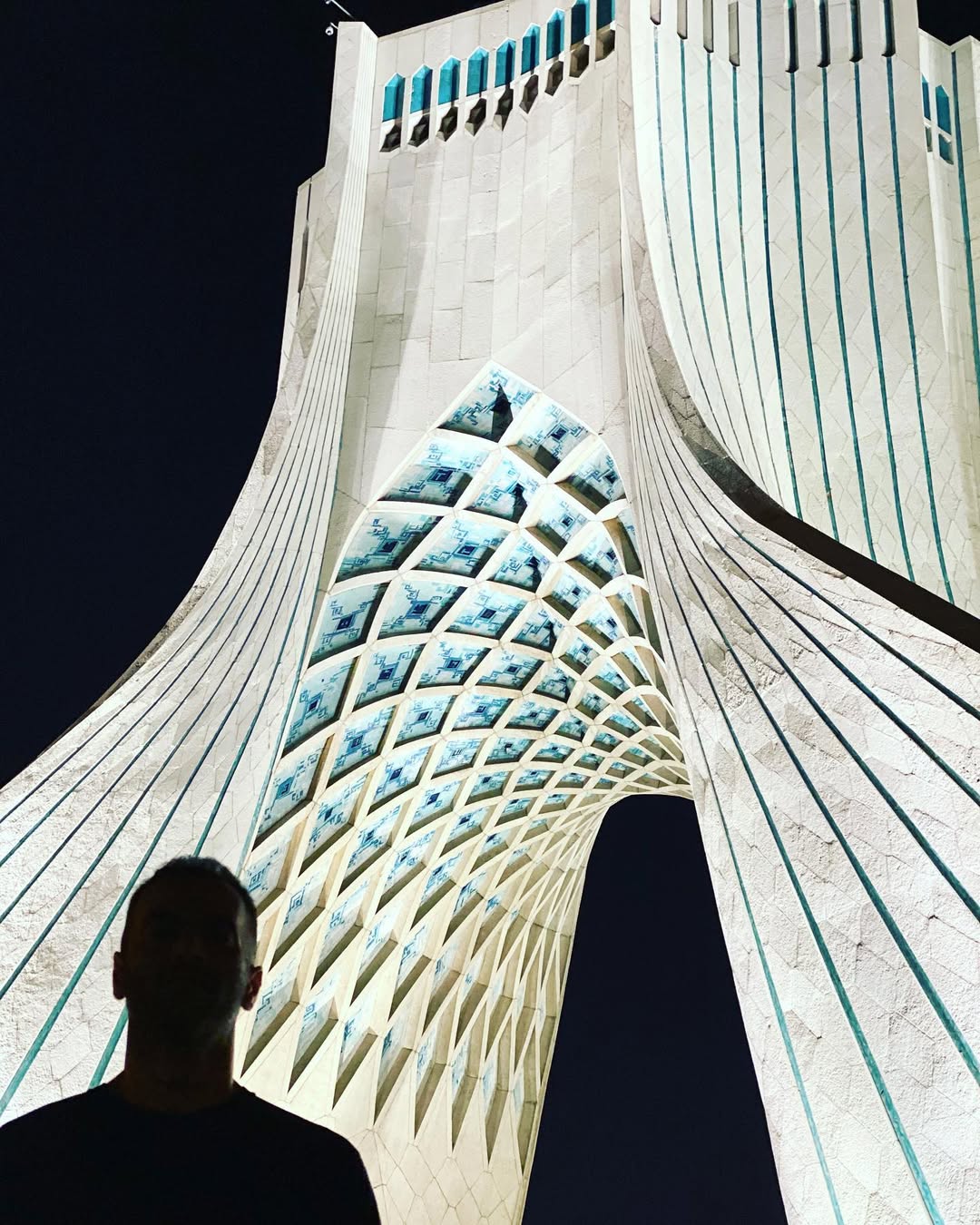سایه تو اعماق نور