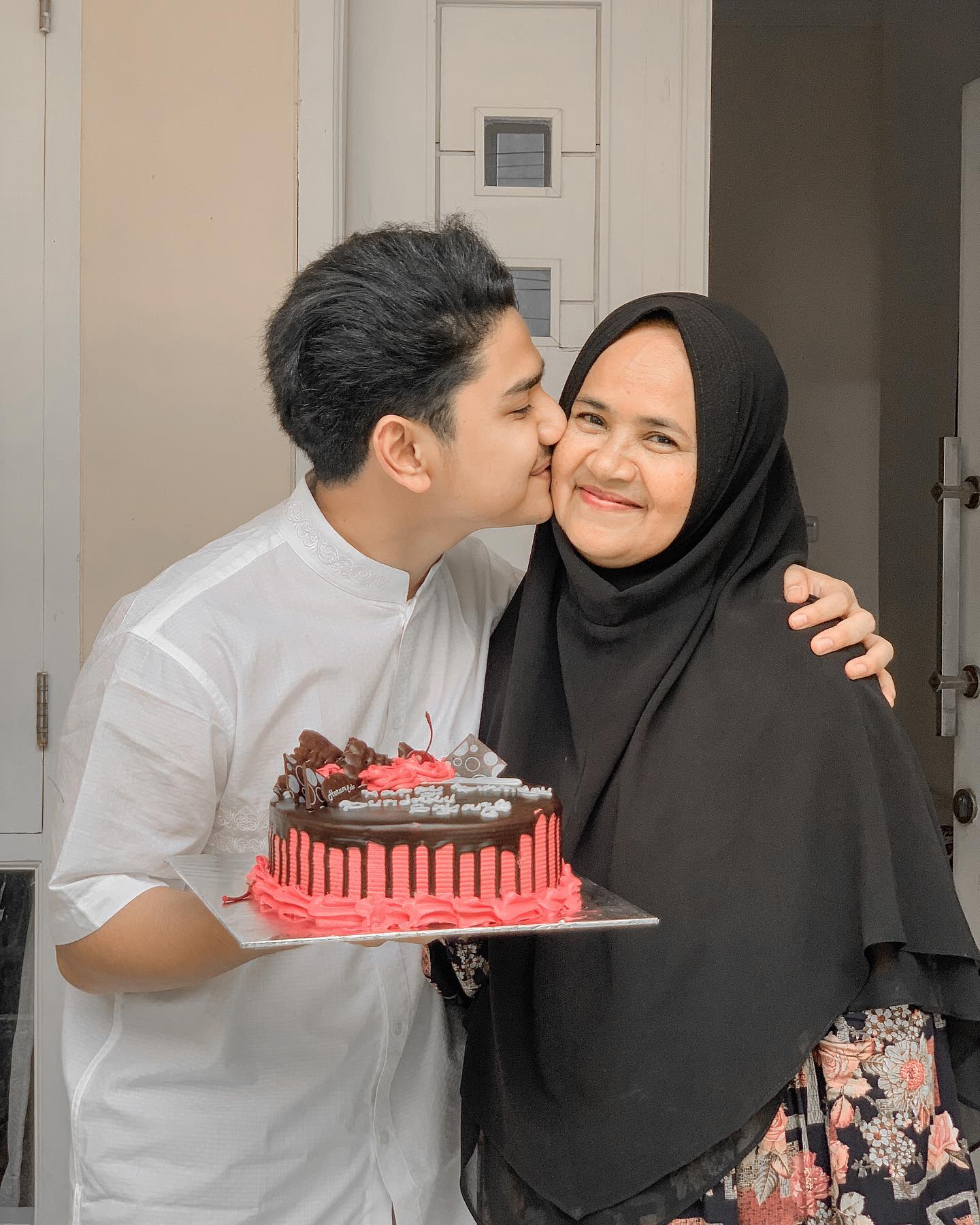 BISMILLAH! Tanyain dong ke ibu kamu, mau besanan ga sama ibu aku? 😄
________
#SyakirDaulay
#PresidenRepublikijoTomat
#SutradaraMuda
#PengusahaMuda
#GaulTetepTaat
#TaatTapiAsik
#JombloHighQuality