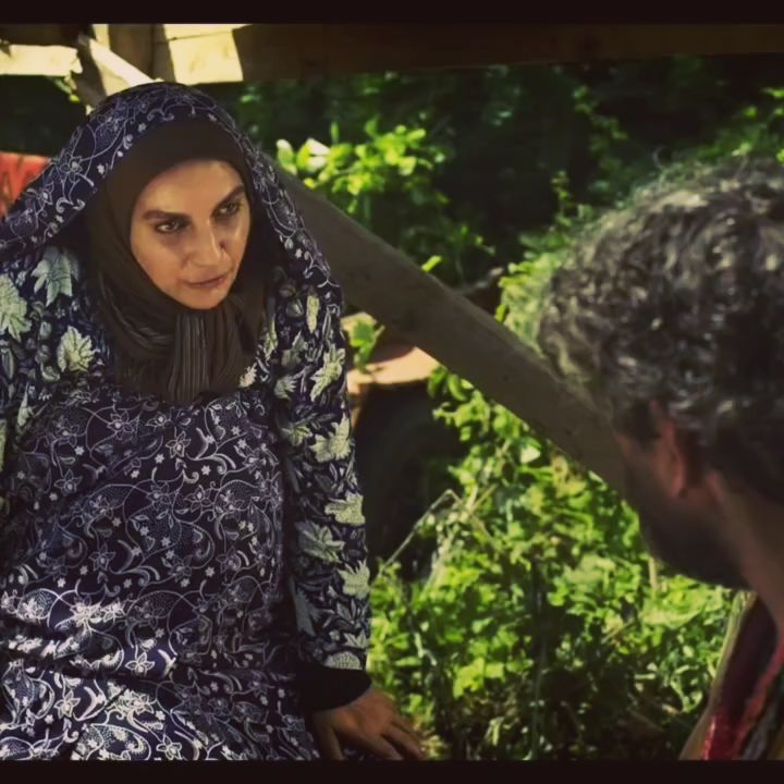 به نام حضرت حق
زمانیکه قصه را خواندم خیلی دوستش داشتم اما با توجه به شیوع کرونا که الان دو سال و خرده ای است که کار نمی کنم با آقای یاری صحبت کردم و به او گفتم قصه را دوست دارم اما یک شرط دارم آنهم اینکه لوکیشن نزدیک خانه ام باشد که شب ها به منزلم برگردم که البته نشد و گروه الان لاهیجان هستند و من صومعه سرا هستم و دو ساعت راه دارم تا به خانه برسم. اما خوشبختانه با وجود اینکه از خانه دور هستم اما زمان آفیش هایم خیلی زیاد و خسته کننده نبود.امیدوارم که در این روزها از دیدن سریال لذت ببرید.
#در کنار پروانه ها