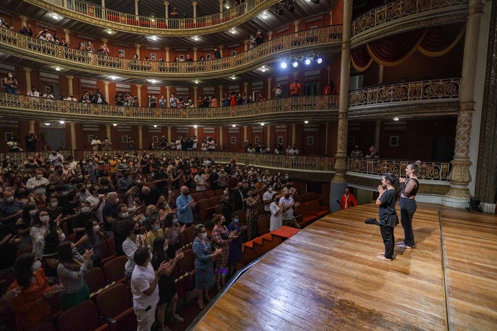 Ontem foi o dia mais importante da minha vida! 🎭
Que emoção! Que estreia! Quanto amor, quanta gratidão , poder pisar de novo no palco, na minha terra, no lugar que fala diretamente de quem eu sou, da minha identidade.
A presença de cada um de vocês, foi MUITO especial! Que público maravilhoso, foi demais!
Sobretudo trazer um trabalho que acredito tanto, que traz tantas questões importantes, que me faz refletir cada vez mais, que traz um processo contínuo de aprendizados.
Obrigada a toda a equipe do @espetaculoojogo @rafaamado @geovanametzger @cobogodasartes @adriano.portelaa @fanesoares , @leoporth , @pietro_wagner , Horácio Falcão, Priscila Leal Nathália Mesquita, Rafa gomes …
OBRIGADA, Pernambuco
Obrigada @teatrodesantaisabeloficial
Obrigada @nagemcombr
Obrigada @palmeironoficial
Obrigada @narcisodoideira
Obrigada @nizetemendonca
Obrigada @grupomulheresdobrasil @grupomulheresdobrasilrecife
Obrigada @pontestur @mariana_pontes10
Obrigada a toda a equipe , a todas e todos que fizeram isso acontecer! Eu sou só gratidão e amor, por essas tábuas , e por toda essa energia linda!
O bom é que hoje e amanhã ainda temos mais sessões, às 20:00. Ingressos a venda no sympla e na bilheteria do teatro de Santa Isabel 💜
📸: @leomalafaia (arrasou na foto 😀💝)
💝
#teatro #arte #vida #estreia #amor #paixao #respeito #gratidao #luz