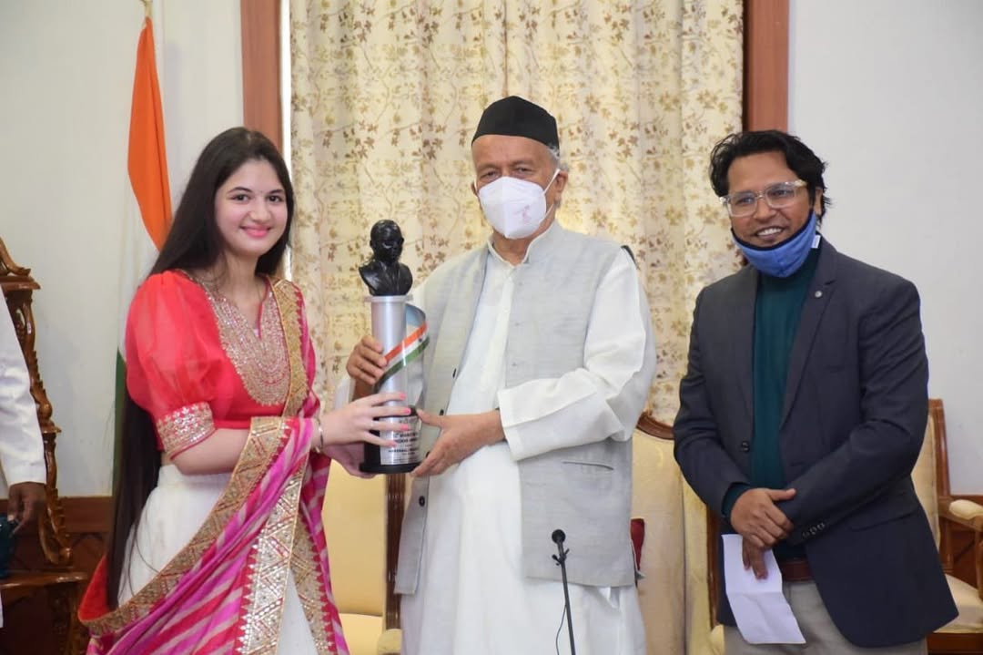 Blessed to receive Bharat Ratna Dr. Ambedkar national award from Shri. Bhagat Singh koshyari (Governor of Maharashtra) for my portrayal in Bajrangi bhaijaan movie.
.
.
Styled by @priyanshi2102
Outfit @siddhartha_daga
#blessed #gratitude #proud #moment #bollywood #actress