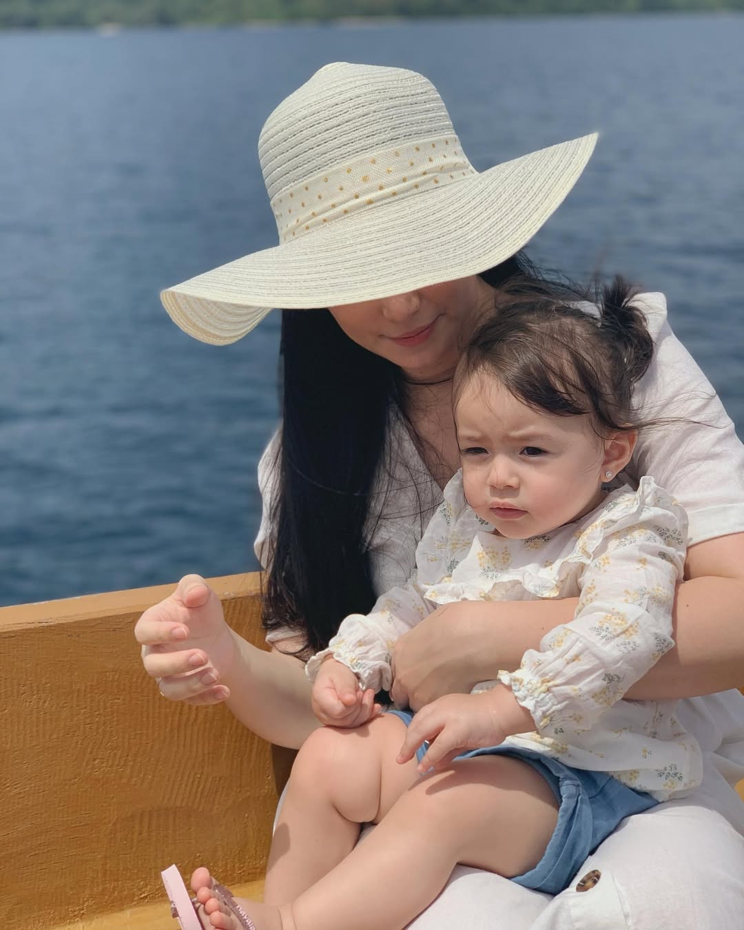 Pertama kali ngajak Chloe naik kapal buat nyebrang pulau.. tadinya takut anak ini lumer 😂 karena dia gak bisa kena panas.. tapi ternyata anteng.. malah nangis minta turun ke laut.. 😅
Memang Nona Ambon seng ada lawan.. 😎
