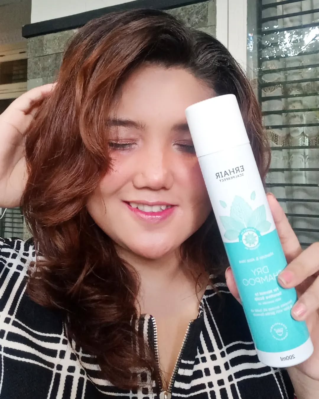 Hai guys kalian tau gak sih klo @erhair_official perawatan rambut nomer 1 yang di rekomendasiin oleh dokter kulit dan fokus pada kesahatan rambut dan kulit kepala
Nah sekarang ngeluarin produk baru nih ada scalfperfect dry shampoo oily dan sensitive sebagai shampoo kering tapii ada manfaatnya juga lho sebagai perawatan kulit kepala keren banget kan dan bisa di pakek untuk semua kondisi kulit kepala baik ituu berminyak maupun sensitif
Sekarang aku lagi pakek ERHAIR Scalfperfect Dry Shampoo for sensitive scalp
Dry shampoo khusus kulit kepala sensitif dengan Scalp Soothing Formula & 100% natural extract untuk menenangkan kulit kepala Keunggulan produk:
1. dengan Allantoin & Aloe Vera extract
2. dengan Scalp Soothing Formula
3. membantu menjaga kelembapan kulit kepala
4. tanpa residu putih
Yang mau punya dry shampoo tapi bisa ngerawat kulit kepala dan wanginya enak bangeet cus cobain ERHAIR Scalfperfect Dry Shampoo for sensitive scalp
#FreshOnTheGo #ERHAIR #lemoninfluencer
@erhair_official
@lemoninfluencer.id