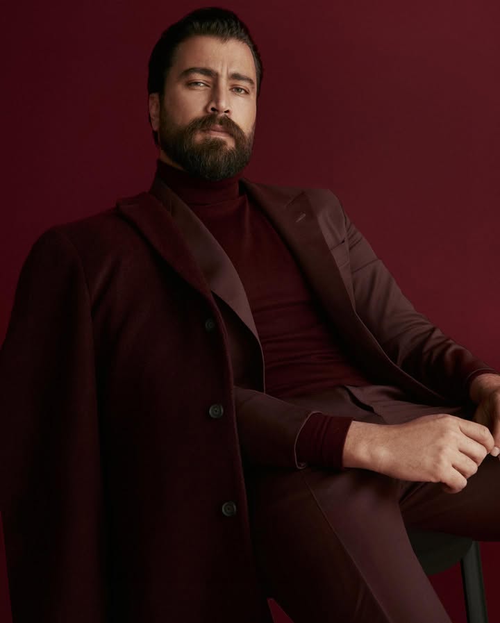 Listen to the sound of SILENCE.
Art/ set by: @byelsn
Full look: @nemer_saade
Stylist: @styledbyibra
#Ramadankareem | #رمضان_كريم
#MoatasemAlNahar | #معتصم_النهار