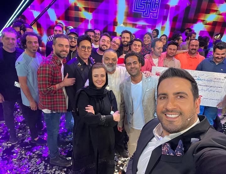🎶🎞🎵'
اینم از کاری که با عشق و انگیزه و تلاش شروع شد و با عشق و خستگی و رضایت تموم شد.
تولید و پخش برنامهای در حمایت از موسیقی در جایی که با موسیقی شبیه بچهی سرراهی رفتار میشه، شبیه یک آرزوی محال بود که انجام شد؛ نیما جان دستمریزاد.👏🏻👏🏻👏🏻
از صمیم قلب برای همهی گروههای شرکتکننده در مسابقه آرزوی موفقیت و درخشش میکنم.
به تکتک همکاران عزیزم خسته نباشید و خدا قوت میگم؛ دم همهشون گرم که با تمام وجود پای این کار ایستادند و در برابر موانع کم نیاوردند.
یک تشکر ویژه هم میکنم از جناب آقای قجر، آقای سرتیپی، نیما بانک عزیز و گلرنگ بابت جایزهی پیشبینینشدهای که به گروههای دوم، سوم و چهارم اختصاص دادند؛ مبلغ ۵۰ میلیون تومان برای هر گروه. اتفاق بسیار دلنشینی بود.👏🏻👏🏻👏🏻
دوستتون دارم.
دلم برای بندبازی و همهی شما تنگ میشه❤️
'
سلفیهای روز آخر
بماند به یادگار ❤️
'
'
پینوشت:
از دیشب اینستاگرام دیوونهم کرده تا عکسها رو عین آدم پست کنه🤦🏻♀️ آخر هم مجبور شدم پنج تا عکس رو حذف کنم.😐ا
'