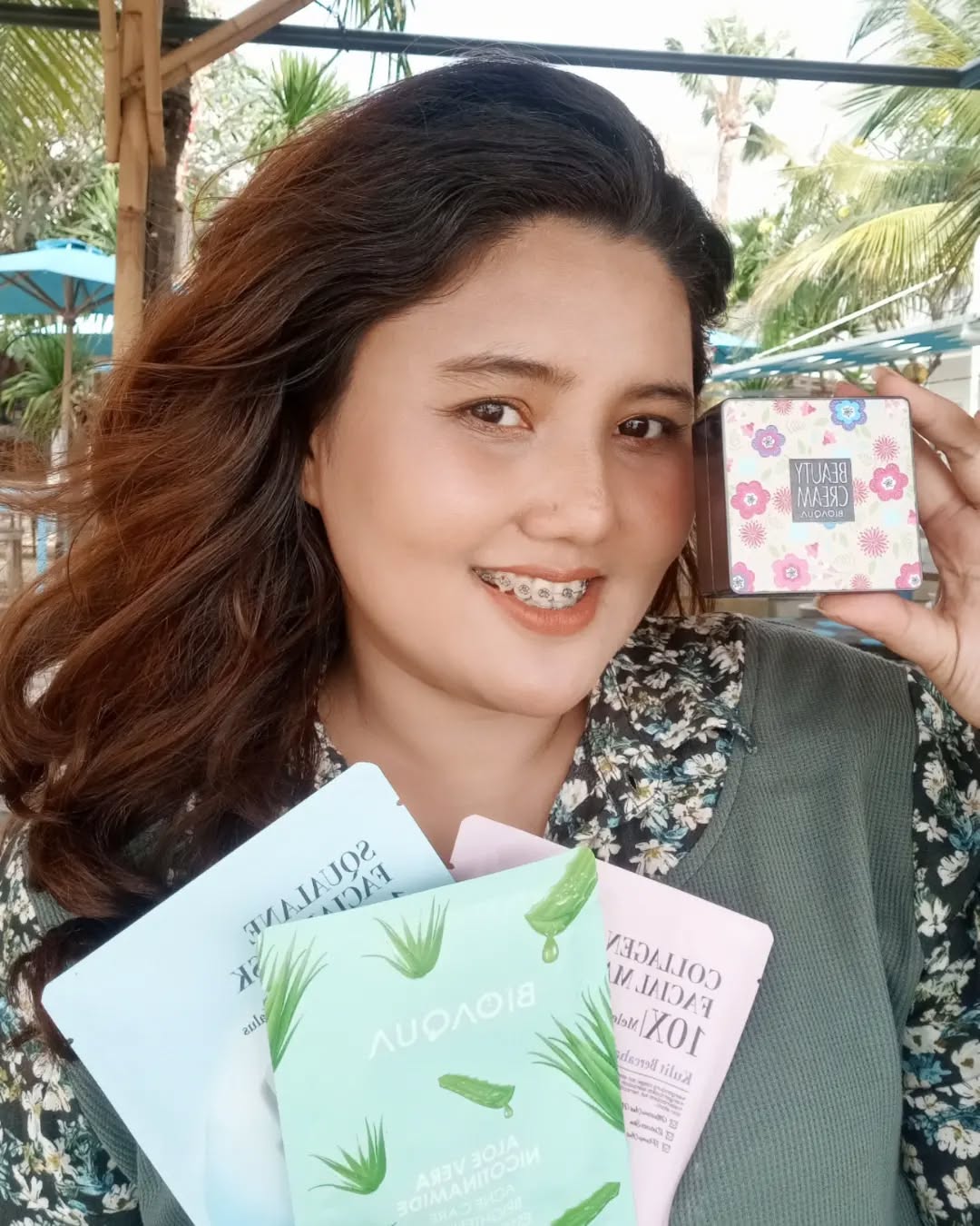 Yuhuu ini dia 3 produk kecintaan aku dari bioaqua 😍
✨aku suka banget sheetmask dari bioaqua yg punya banyak varian manfaat ada yg untuk mencerahkan, melembabkan, mengencangkan dan masih banyak manfaat yg lain
✨nah produk selanjutnya aku suka sama Bioaqua Beauty Cream Cushion, teksturnya ringan bikin wajah kita glowing natural tapi yg bikin bagusnya lagi coverage nya medium to full jadi bisa menutupi noda hitam, bekas jerawat yg ada di wajah kita
✨bibir aku kering banget aku jadi pakek lipcare dari bioaqua dan secinta itu karna bikin bibir jadi lembab dan juga warnanya natural super nyaman klo di pakek
Yg mau makeup natural 3 produk ini wajib si di coba
@bioaqua.officialshop
@g4.management
#MyAquaSkin #safetoskin #bioaquasquad #g4talent