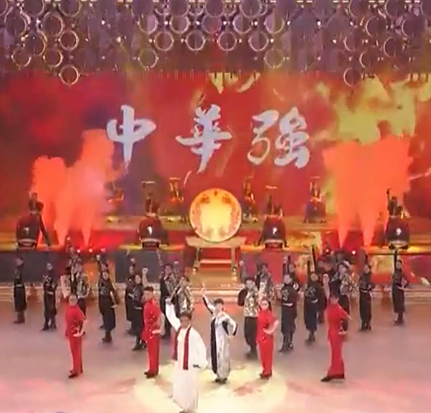 1997 was the handover of Hong Kong. No matter where I go, I’m very proud to say that I am Chinese. That year, I sang “Long De Chuanren” (《龍的傳人》- ‘Decendants of the Dragon’) at the Handover Ceremony Variety Show, and the lyrics: “there’s a dragon in the ancient East, and its name is called China” (「古老的東方有一條龍,它的名字就叫中國。」). At a blink of an eye, 25 years have passed already. Last night on the ‘Hong Kong 25th Handover Anniversary Grand Variety Show’, I sang “Zhonghua Liliang” (《中華力量》- ‘The Power of China’). While singing the lyrics: “our country is strong for me, I am strong for our country, I look to the East, strong China!” ( “國為我強,我為國強,看我東方,中華強”), my heart was filled with blessings for our motherland and our compatriots. I pray and hope that our country remains prosperous, safe, and forever peaceful.
