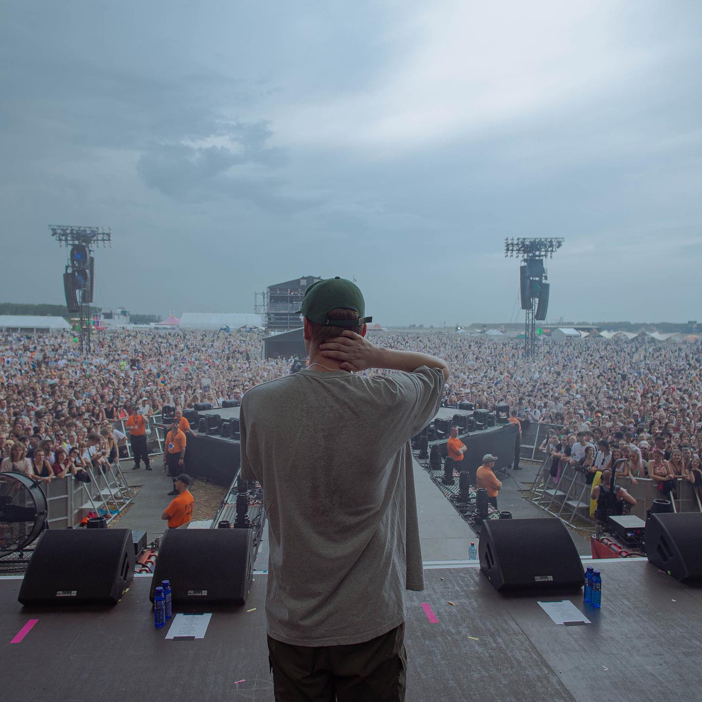 Najpierw marzyłem, żeby w ogóle pojechać na ten festiwal. Później, dzięki złapaniu autokaru za 11 złotych udało nam się tam dostać z @lilszyman. Następnie wystąpiłem na nim gościnnie u @kamilpivot. W kolejnym roku zagraliśmy koncert na Tencie. Przedwczoraj otworzyliśmy Main. Dzięki @opener_festival. Fajna to historia, lubię ją.
Zdjęcia zrobił @kvcper
Da się no