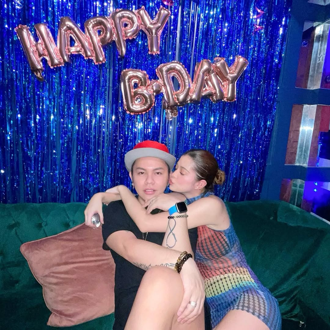 To my kapit bahay, my bespren, my alaga, Happy happy birthday! Hindi ko alam hanggang kelan itong panghahalay mo saken kinikilabutan talaga ako. Haha! Pasalamat ka mahal kita. Kundi baka may bukol ka ngayon. Hahaha! (Joke lang) pero salamat sa pag mamahal mo saken @sueannadoodles anjan ka lang lagi for me! Hindi ko pa sinasabi ginagawa mo na haha. Maraming salamat isa ka sa blessing sa buhay ko. Salamat at isa ka sa nakakaintindi sakin na hindi ko kailangan ma pressure. Hinahayaan mo ko pag inamaats ako haha. Marami kaming nag mamahal sayo. Hindi man ako perfect na kaibigan, pero hanggat nasa tabi mo ko ipagtatanggol kita. Alam mo yan! Basta enjoy mo lang lahat ng blessings sayo ni Lord at Laging magpasalamat. Andito lang ako sa likod mo. Sasakmalin ka. I love you! 😘❤️💯