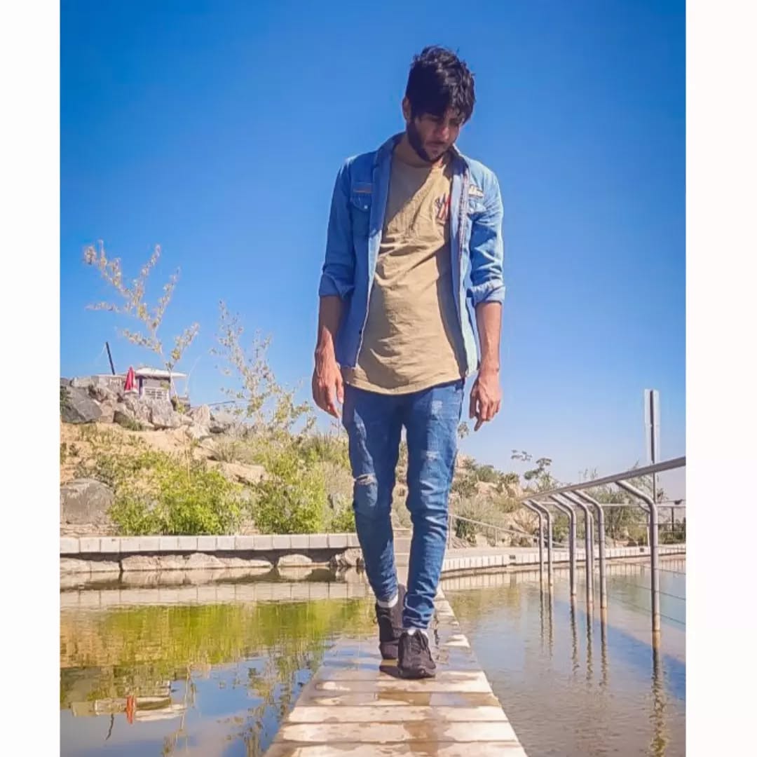 سكوت سرشار از سخنان ناگفته است
از حركات ناكرده،
اعتراف به عشقهای نهان
و شگفتیهای بر زبان نیامده
در این سكوت،
حقیقت ما نهفته است.
حقیقت تو و من…
.
#Blue