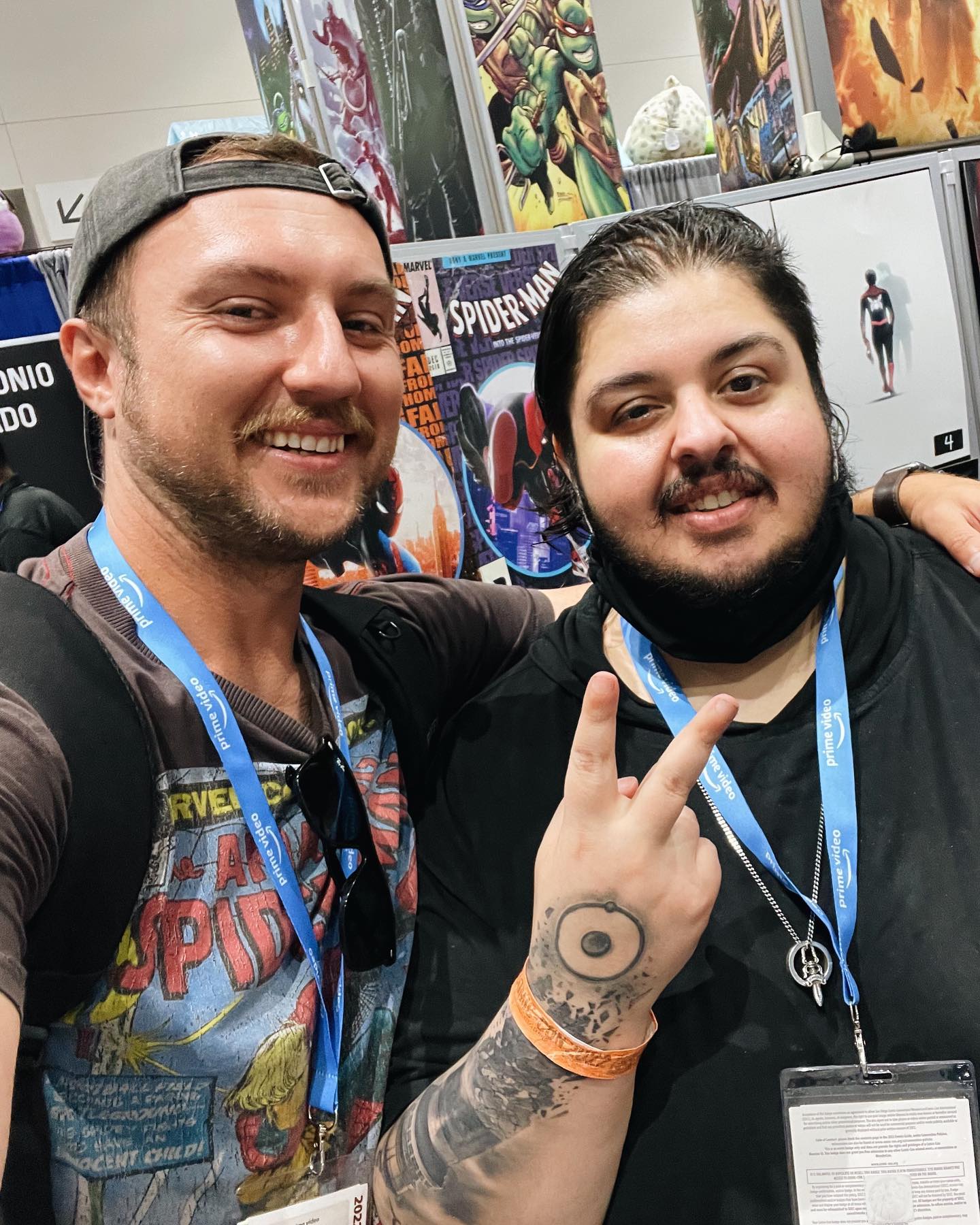 This comic-con was awesome! I got to meet @bosslogic himself and number 10 from Stranger Things @christianganiere.
Proud to be nerd 🤓
Комик-кон ‘22 снес крышу. Но я не сразу раскусил его прикол. Если вы давно со мной знакомы, то знаете, что сам по себе я dude. Я никогда ничего не планирую и всегда просто плыву по течению. Поэтому и на комик-кон я приплыл, можно сказать, случайно. Я узнал о том, что он снова проходит оффлайн уже тогда, когда была закрыта регистрация и все билеты проданы. Поэтому я решил попытать счастья только 23го числа, в предпоследний день. Я пришёл в зону прессы и нам с Окс без проблем дали бейдж.
Мы хотели попасть в Холл H, в котором проходила презентация студии Марвел, но очередь туда занимали за сутки и спали прямо у дверей. Я не из тех, кто ждёт в очередях, поэтому мы не попали на презентацию и я подумал, что комик-кон отстой - мне показалось, что все это лишь большой рынок для гиков. Но на следующий день я решил открыть программу мероприятий и знатно так прих*ел. Я наконец в свои 35 лет понял, в чем отличие Комик-Кона от е3 и прочих выставок - con это конференция, где профессионалы в индустрии обмениваются опытом. Это идеальное место для саморазвития, ведь тут можно узнать детали внутренней кухни в формате лекций от признанных экспертов. В общем, теперь я хочу посетить все конференции в мире!
Видосы наснимал, так что ждите 😉
Ну а в архивных сторисах можно уже посмотреть немного этого гиковского безумия.