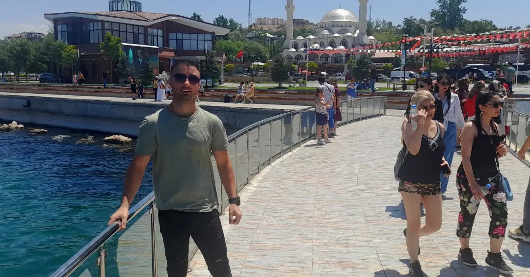 امیدی هست چون خدایی ، هست