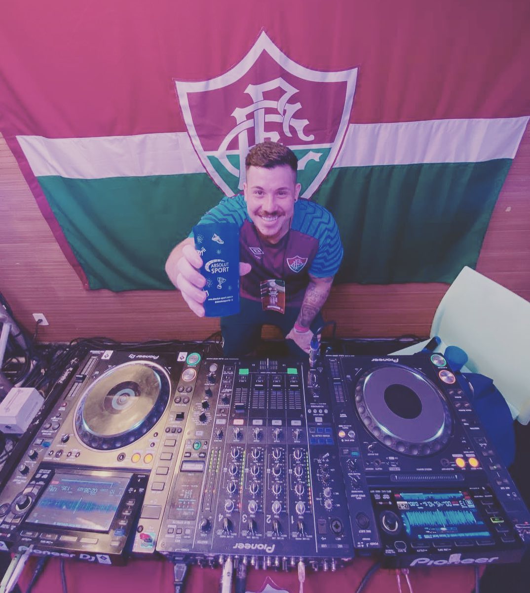 É sempre um prazer animar essa torcida maravilhosa!
Obrigado por essa oportunidade @fluminensefc e @maracana 🇮🇹❤️
Obrigado pelo convite de embaixador @absolutsportbr é um prazer! 👑🔥
#djrj #rj #djsp #dj #músicaboa #djniteroi #djparaeventos #eventos #contratardj #djflu #fludj #torcidaflu #fluminense #camaroteflu #djdoflu #djfluminense #absolutsports