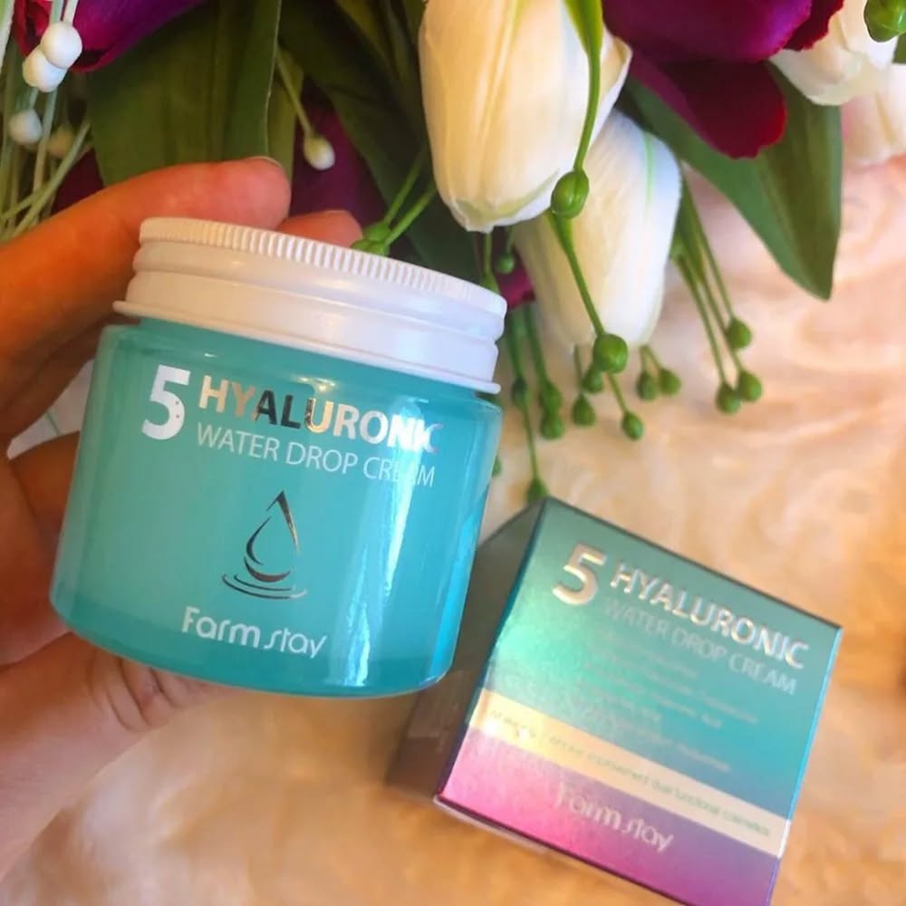 Увлажняющий крем с 5 типами гиалурона "Капелька воды" Farm Stay 5 Hyaluronic Water Drop Cream обладает легчайшей гелеобразной консистенцией, благодаря которой быстро впитывается в глубокие слои кожи, не оставляя на поверхности жирной или липкой пленки. Благодаря 5 типам гиалуроновой кислоты, крем интенсивно насыщает необходимой влагой кожу, заполняет и разглаживает морщинки, вызванные сухостью, устраняет шелушение, покраснение, дискомфортные ощущения стянутости, зуда и жжения, создает надежный влагоудерживающий барьер. А входящие в формулу крема аденозин и ниацинамид помогают сохранить молодость кожи, сделать ее однородной и яркой, избавить от пигментных пятен, усилить упругость и эластичность, придают бархатистую нежность, гладкость, матовое внутреннее свечение, ухоженный, подтянутый вид.
Подходит для всех типов кожи.
🏷️5000 тг
📦по Актобе от 10 тыс тг бесплатно
📦по КЗ от 3-5 дней казпочтой
#уходзакожей#уходзалицом#увлажняющийкрем#кремfarmstay#farmstay#уходоваякосметика#корейскаякосметика