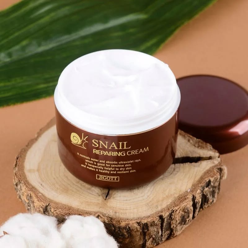 Восстанавливающий крем с улиточным муцином для лица Jigott Snail Reparing Cream обладает нежной консистенцией, легко впитывается в глубокие слои кожи моментально увлажняя и успокаивая ее. Благодаря фильтрату секреции улитки, крем эффективен как для сухой кожи, он насыщает ее влагой, аминокислотами, питательными и смягчающими ингредиентами, устраняет шелушение и покраснение, так и для комбинированной и жирной кожи, так как муцин улитки имеет антисептические, противовоспалительные, балансирующие, ранозаживляющие качества. Крем возвращает коже ощущение комфорта, свежести, придает бархатистость и матовое внутреннее свечение, разглаживает морщинки, способствует активной регенерации, выравнивает тон и микрорельеф, помогает рассасыванию рубцов и шрамов постакне.
Подходит для всех типов кожи.
🏷️2500 тг
📦по Актобе от 10 тыс тг бесплатно
📦по КЗ от 3-5 дней казпочтой
#уходзакожей#уходзалицом#кремдлялица#кремjigott#jigottcosmetics#уходоваякосметика#корейскаякосметика#1771сентябриь