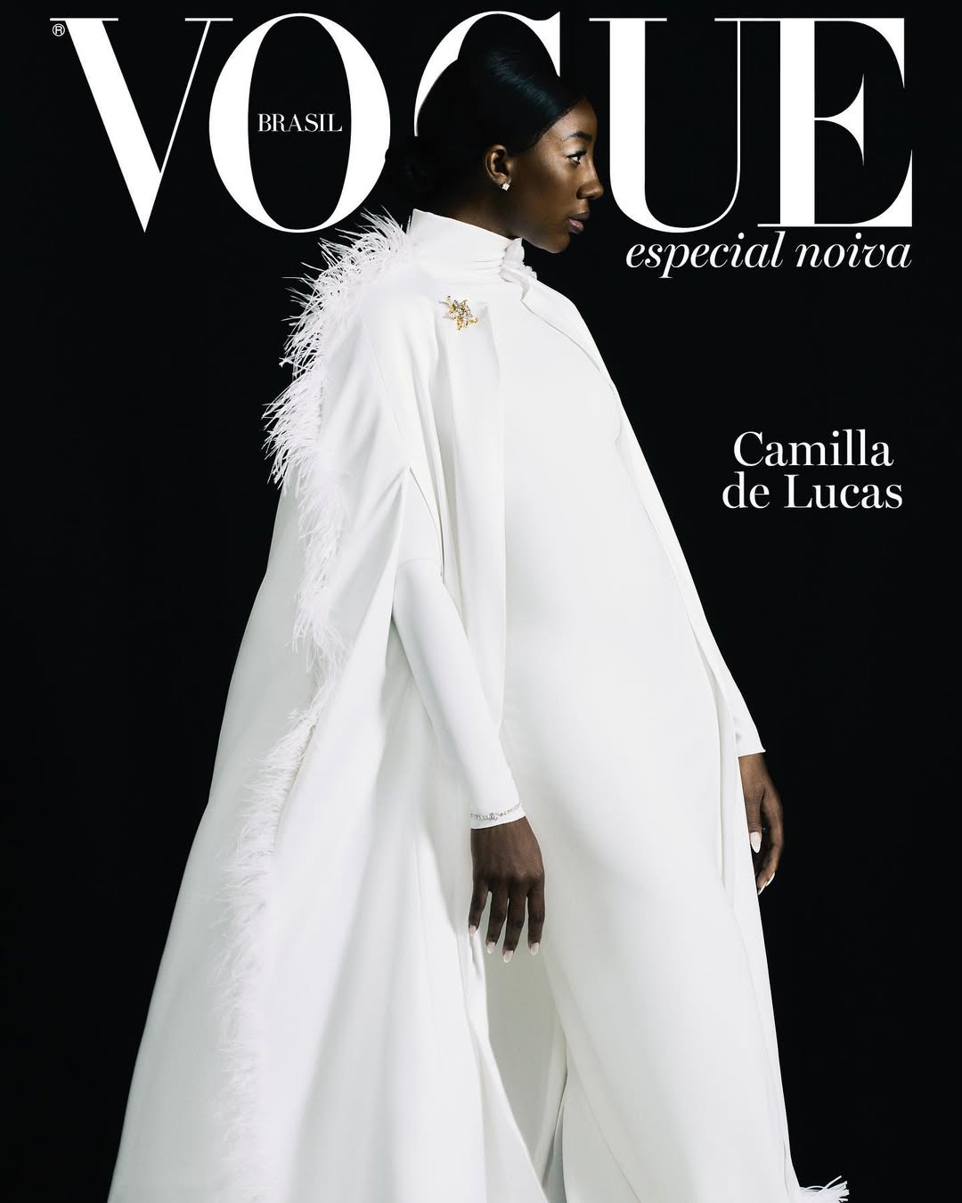 Fenômeno nas redes sociais e vice-campeã do Big Brother Brasil 2021, @CamilladeLucas é a estrela do especial digital #VogueNoiva2022, que está em parte na #VogueOutubro. Enquanto se prepara para subir ao altar com o cantor @blecaute27 em maio de 2023, a influenciadora relembra a sua história de amor e adianta detalhes da cerimônia no Rio de Janeiro para cerca de 230 convidados. "Não quero uma festa com mais de 300 pessoas. Nosso desejo é que estejam presentes aqueles que realmente fazem parte das nossas vidas", diz Camilla em entrevista à editora-assistente digital @paulamello_. Leia a matéria na íntegra no link na bio.
Foto: @pedronapolinario
Direção de moda: @ritalazzarotti
Direção de arte: @juliakoala
Edição: @sylvainjustum
Edição de moda: @samtavares2
Texto: @paulamello_
Beleza: @liegewisniewski (GROUPART MGT) com produtos Dior Forever e Sebastian
Produção Executiva: @leili_rodrigues
Set Designer: @raphadecor e Érico Martins
Assistentes de fotografia: @gianfranco.vacani e @flavioo.lucas
Assistente de produção de moda: @paavettori
Assistentes de beleza: @ivanajsantose e @letswaechter
Assistentes de Set Designer: @amandamarquesflorist, @abrilde99_ e @ermerson_almd_ofc
Camareira: @ci.moreyra
Manicure: @marcinhanail
Tratamento de Imagem: @studiobrunorezende
Agradecimentos: @granfloraveiling e @3t_locadora
Look: capa e vestido, ambos @juliapakofficial, brincos, broche e pulseira, tudo @tiffanyandco