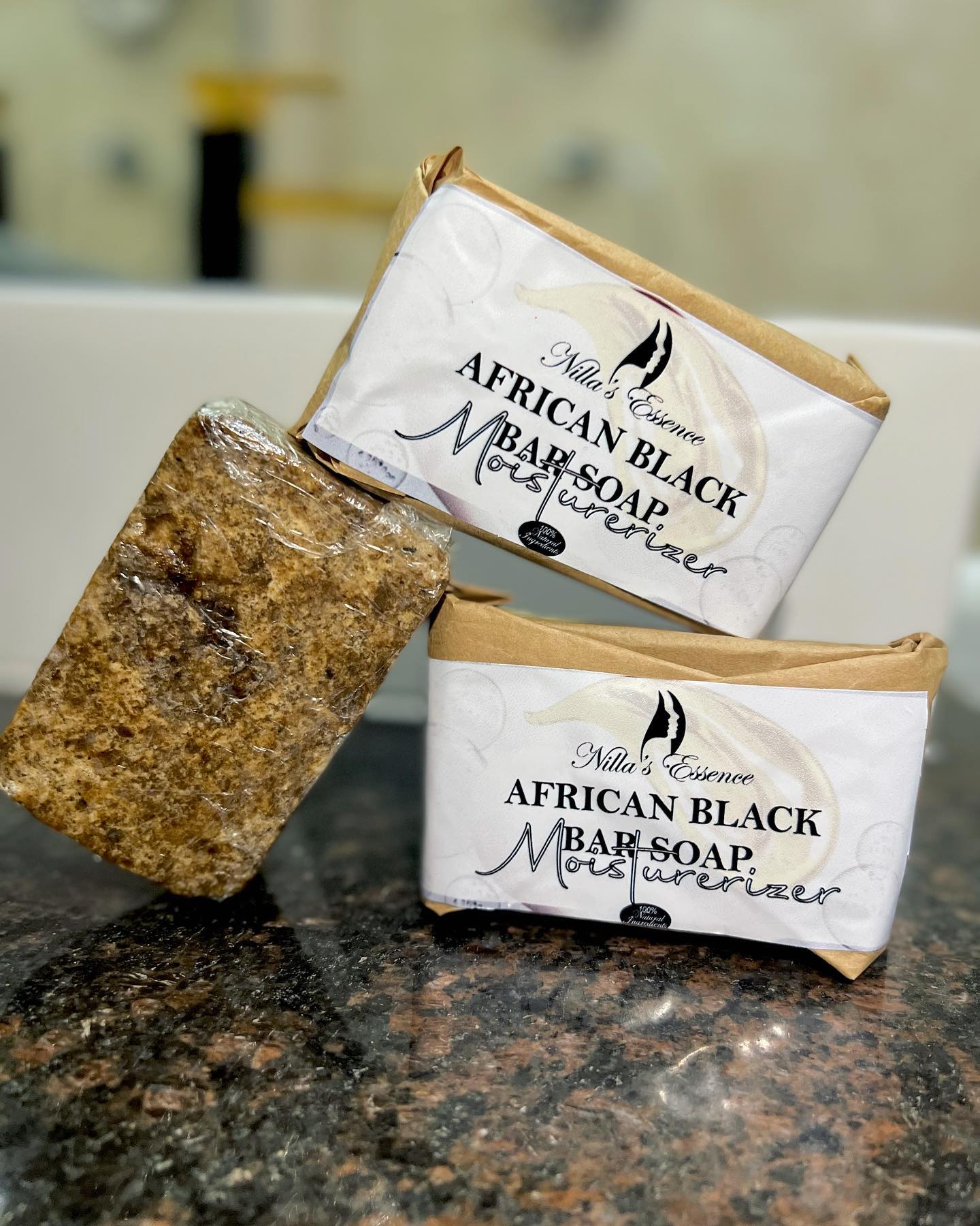 𝐀𝐅𝐑𝐈𝐂𝐀𝐍 𝐁𝐋𝐀𝐂𝐊 𝐁𝐀𝐑 𝐒𝐎𝐀𝐏🔥natural black bar soap.No harmful chemicals❌ 💯 natural and herbs 🌿.
Benefits👇🏻
🔗Moisturizes the skin.
🔗Helps in tackling acne
🔗Soothes irritation
🔗Effective in removing dead cells and providing and smooth and flawless skin
🔗Clear blemishes,discoloration and also takes care of oily skin.
Price:N4,000
#nillasessence#healthyskin#