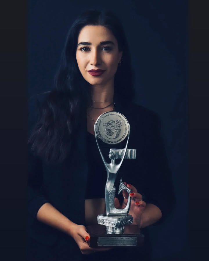 وقود للروح .. ودفع للعزيمة كي تستمر في الإنجاز
♥️
……………………….
جائزة أفضل ممثلة في مسابقة "نور الشريف" دورة "محمود حميدة" في مهرجان الإسكندرية السينمائي لدول البحر المتوسط
………………………………….
كل الحب والاحترام للجنة التحكيم الموقرة
و الشكر لكل القائمين على هذا العمل الفني ولكل فرد من فنانين وفنيين كاست فيلم ( حكاية في دمشق )
المخرج أحمد إبراهيم أحمد
أنا ممتنة لثقتك بي ولإدارتك الواعية لأدواتي المهنية أثناء التحضير والتصوير للوصول لنوع الأداء المطلوب بهذا العمل
الأستاذ الكبير غسان مسعود كُنتَ وستبقى أستاذي الذي إن مِلتُ فسأسْتَقِمْ بحكمته وبكل معلومة ونصيحة سمعتها منه عن الشك والقلق والارتكاز في عالم الممثل
الزملاء الجميلين
لجين اسماعيل ورنا كرم النجوم الأكاديميين الحقيقيين الذين يدفعون بك لتفكير بمستوى عالي يليق بالعمل الفني فتولد اجمل الاشياء ( الشراكة، والنجاح )
الصديق ال D.O.P
يزن شربتجي شكرا لاحساسك العالي بنا ومزجنا بغبار الضوء لنثبت ارواحا في لوحات فنية
اخيراااا
التمنيات بالتوفيق ودوام العمل والنجاح للمؤسسة العامة لسينما ممثلةً بالسيد مراد
شاهين
وبانتظار نقطة فارقة في السينما السورية الحديثة تثلج صدرنا جميعا ♥️