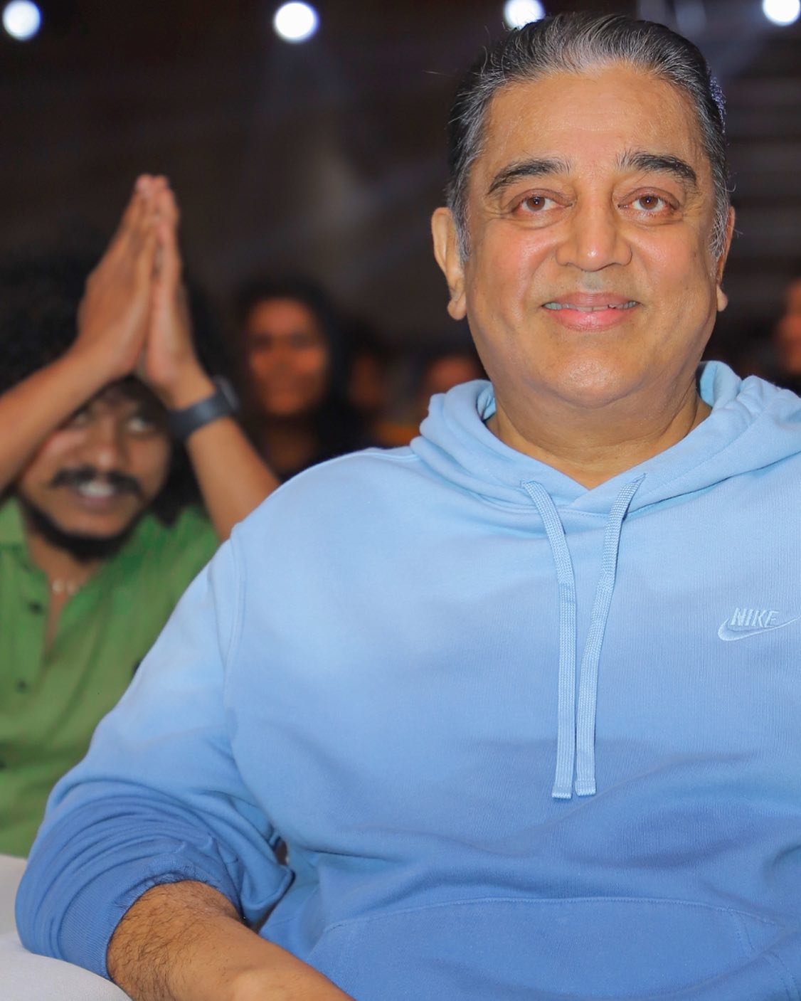 முதல்முறையாக பின்னால் அமர்ந்திருப்பதற்கு சந்தோஷப்படுகிறேன், என் முன்னால் தமிழ் சினிமா இருப்பதால் (உலகநாயகன்) @ikamalhaasan ஒரு ரசிகனாய் உங்கள் அருகில் இருப்பதே எனக்கு பெருமையாக உள்ளது. சினிமாவில் உங்களை பார்த்து கற்றுக்கொள்ளும் மாணவர்களில் நானும் ஒருவன் என்று கூறுவதில் எந்தவித அச்சமும் எனக்கில்லை. சினிமா கடவுளை கண்ட மகிழ்ச்சியில் நான்♥️ #dsp #audiolanuch
Pc : @poovarasanphotography