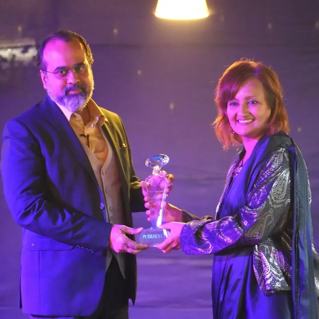 मुंबई में PETA द्वारा आचार्य प्रशांत को 'Most Influential Vegan of the Year' के अवार्ड से सम्मानित किया गया।
समारोह में उपस्थित अतिथियों को संबोधित करते समय आचार्य प्रशांत ने समझाया कि किस प्रकार माँसाहार इस युग की सबसे बड़ी समस्या यानि क्लाइमेट चेंज के बिलकुल केंद्र में है। उन्होंने इस बात पर भी ज़ोर दिया कि पशुओं व पर्यावरण की प्रति संवेदना प्रत्येक व्यक्ति के आंतरिक विकास के लिए अतिआवश्यक है।
कार्यक्रम के अंत में वहाँ आए सभी मेहमानों को आचार्य प्रशांत की पुस्तक 'Is she just food to you?' व 'जाका गला तुम काटिहो' PETA व प्रशांतअद्वैत संस्था द्वारा उपहारस्वरूप भेंट की गई। जिससे अधिक-से-अधिक लोग वीगनइस्म के आध्यात्मिक पहलू को गहराई से जान पाएँ।
आपके लिए समारोह की कुछ झलकियाँ :)