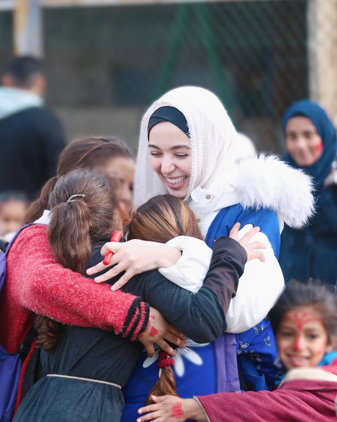 في رحلتي لمخيمات اللاجئين في محافظة البقاع بلبنان ، عشت مشاعر متناقضة، لم أستوعبها هناك.. انكسر قلبي لما رأيت، وسعدت روحي لأحضان الأطفال وحبهم.. وتأكدت يقينا أن سعادة المرء تكمن في إسعاد إنسان، كيفما كان وأينما كان.. وفقني الله عز وجل لأشارك في حملات إنسانية كثيرة، من جبال المغرب إلى النيجر ثم سوريا ولبنان، لكن مشاعري ظلت واحدة، ألم وحزن ورغبة في تغيير الواقع وترك أثر وبصمة خير في قلب كل من زرته.. أتذكر أني تأملت ملامح كل من صادفته، وأخبرت نفسي أن الجميع يستحق حياة سعيدة! جميعا دون أي استثناء، يُذكر.. فلا فرق بيننا حتى لو اختلفت جنسياتنا وأشكالنا.. الجميع يستحق حياة كريمة.. والعطاء أينما حل نفع! فماذا لو كنا جميعا نسعى للعطاء، سنودع عندها الفقر ونجبر بخاطر كل طفل وكل أب وأم وشيخ محتاج.. سنكون فعلا قد أدينا الرسالة كما ينبغي، فمالنا والرزق الذي رزقنا اياه الله عز وجل، هو ليس ملك لنا تماما، فجزء منه هو مال المحتاج… هكذا يتحقق التوازن في نظري، فكلنا سنحتاج يوما ما، لكن كل واحد بالطريقة التي كتبه الله له، والاحتياج هنا لا يعني المال فقط، فنحن البشر، نحتاج الحب والأمل والعطاء والسعادة والمال طبعا.. فكيف سنحققها دون غيرنا من البشر…اذا لم تعطي، فلا تتوقع الخير.
وقد لا نعيش طويلا في هذه الحياة لكن حتما سيبقى عطائنا صدقة جارية…
#سفراء_الخير
حملة #شتاء_دافئ بلا جوع
📍 مخيمات اللاجئين- البقاع، لبنان
مع مؤسسة الخير @akfmiddleeast ، ومتطوعي جيل